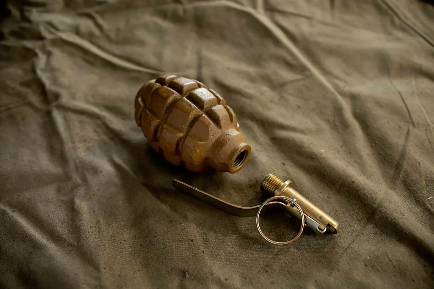 Последняя граната. Достал гранату. Осколочное поле гранаты ф1. Дедушка старенький ему все равно анекдот. Граната лимонка вов.