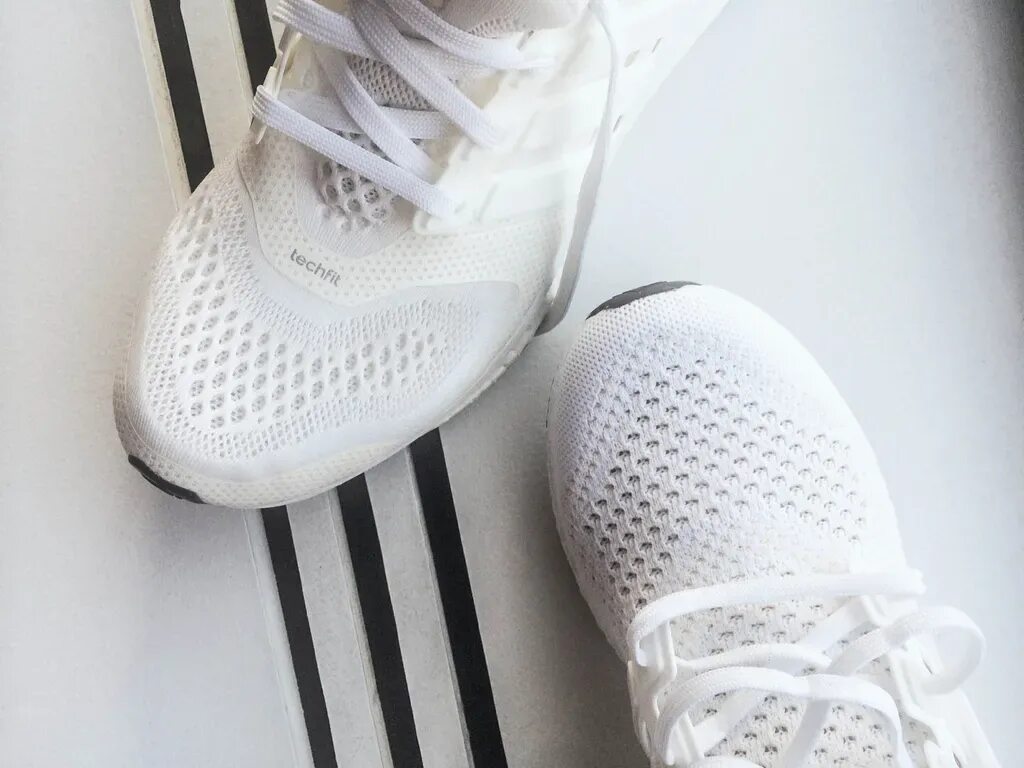 Как отбелить сетку. Кроссовки белые в сеточку. адидас белые в сетку. adidas кроссовки сетка. белые тканевые кроссовки адидас.