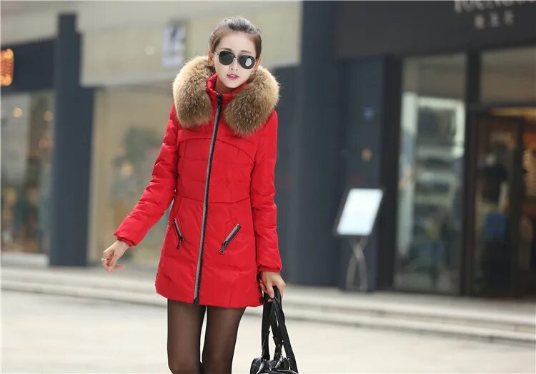 Модные куртки. Куртка женская зимняя. Куртка зимняя женская модная. Человек в куртке зима. Модные женские куртки.