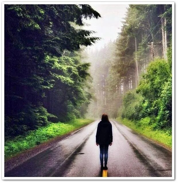 Человек оглядывается. Питер линдберг фотоработы. Девушка обернулась. Блондинка в черном. Великий обернуться.