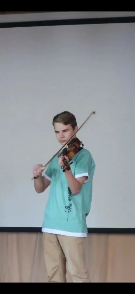 Скрипка Мем. Мемы про скрипачей. Скрипач делает скрипку в тюремной. Violin meme