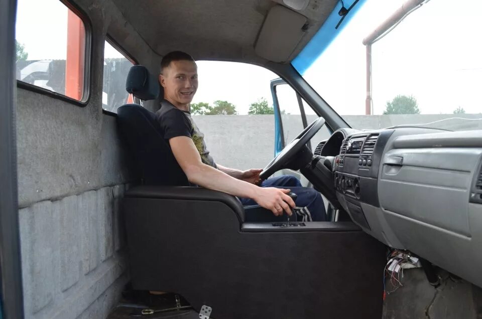 Казань ленар фаязович. Куда устроиться на своей газели. Бар тоннель на газель 3302. Центральная консоль газ 3302. Куда устроиться на своей газели.