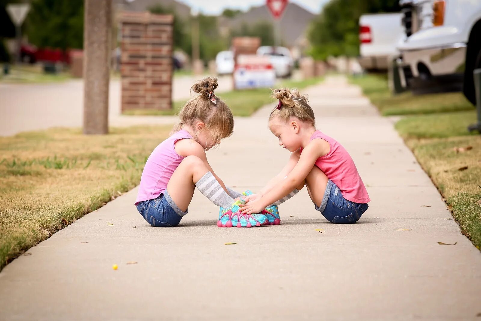 Sisters pissing. КИД герлз. Детский piss девочки. Girl Kid с спущенными. Playing girl.