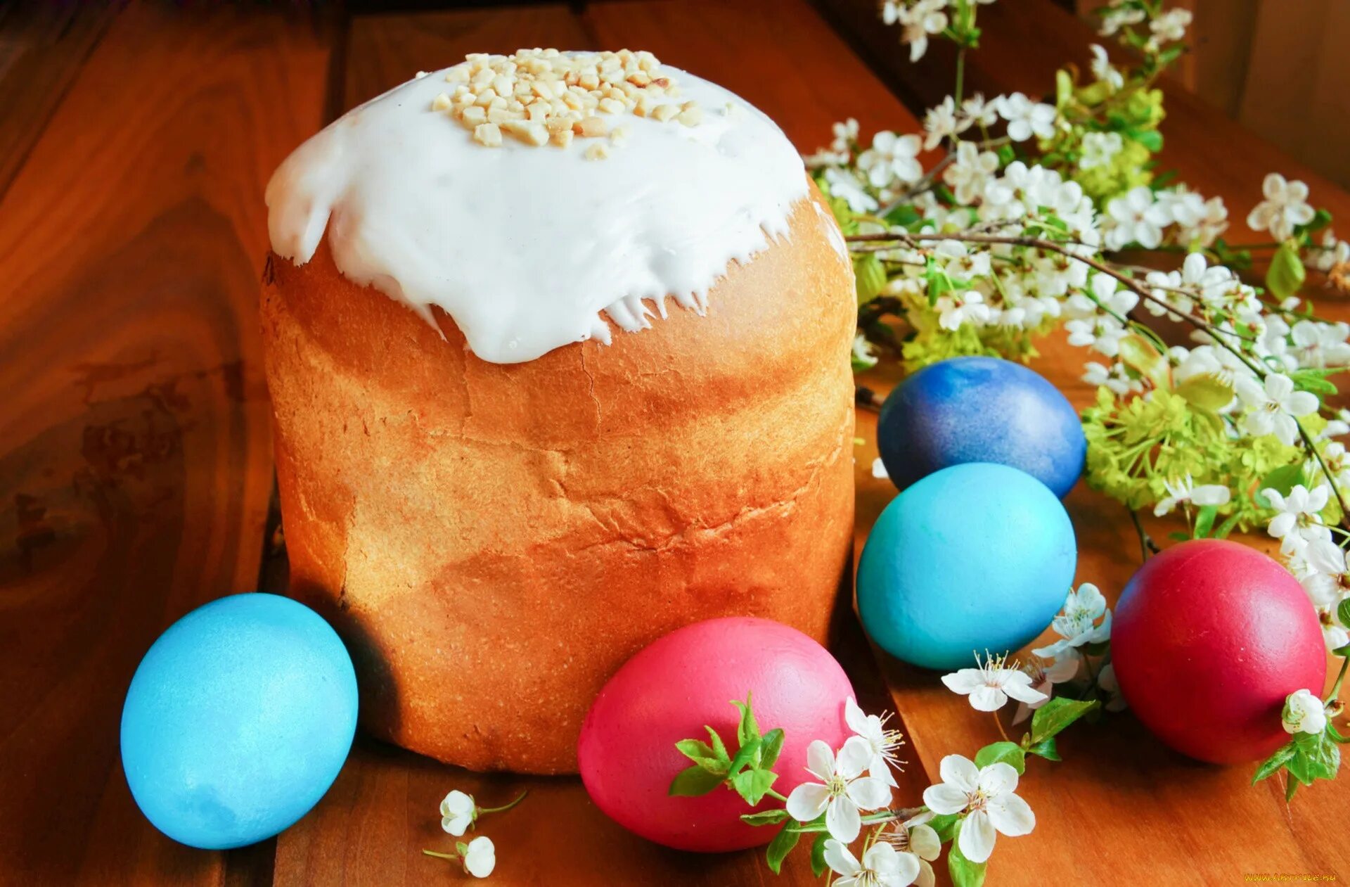 Какая сегодня пасха. Easter Cake кулич. Куличи Пасхи крашенки. Кулич и яйца. Кулич и яйца на Пасху.