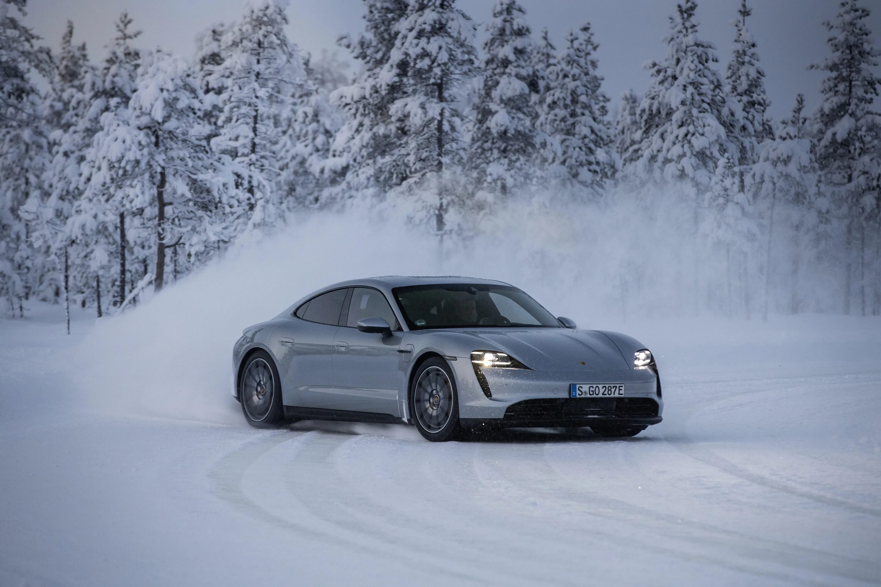 Порше 911 зимой. Снег порше. Порше в снегу визуализация. Снег порше. Порше 911 зима.