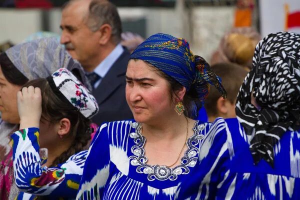 Таджичка. Таджичка в тюбетейке. Таджик и узбек. Таджики девушки. Таджикский сама