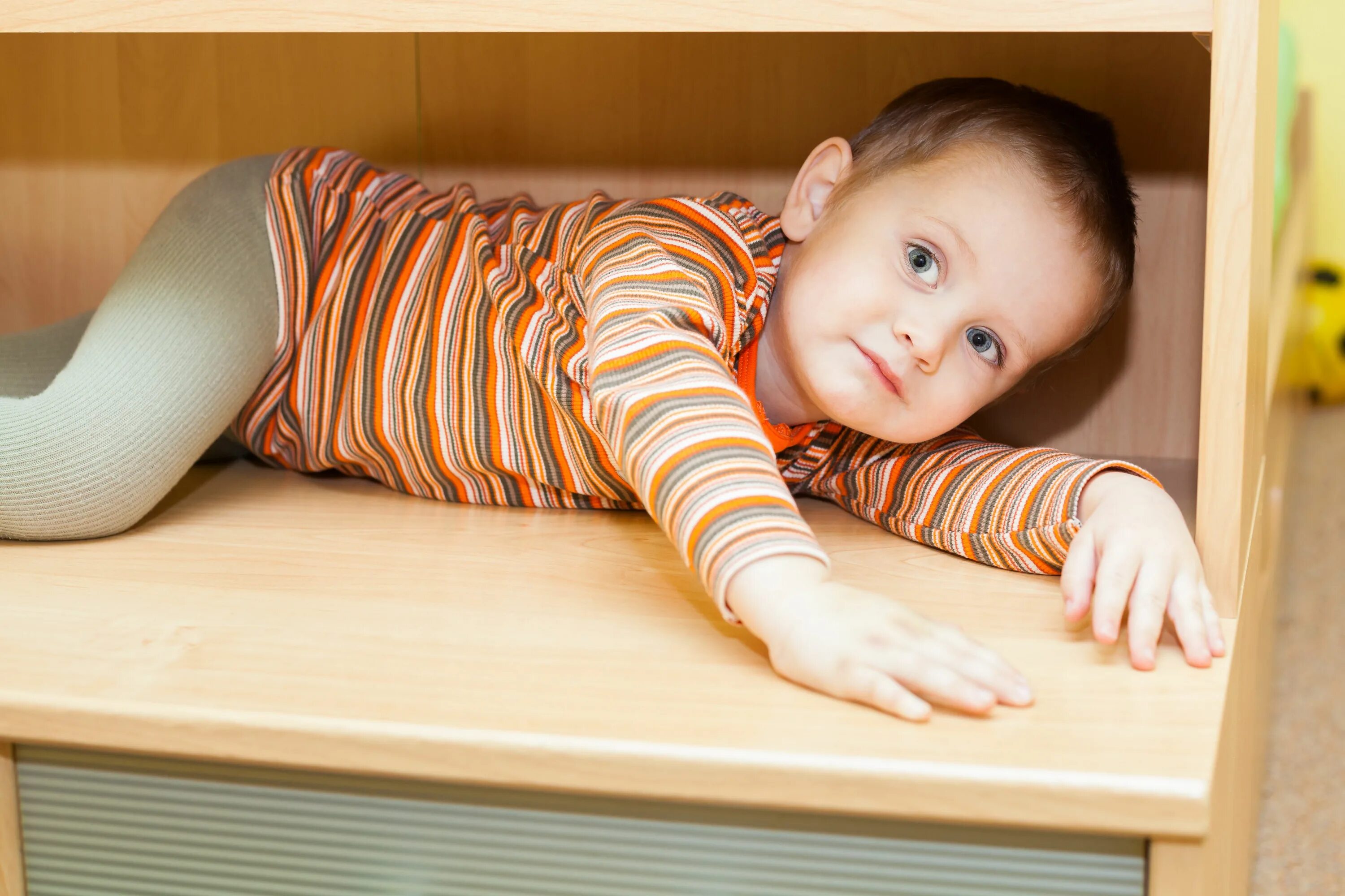 Baby hiding. Мальчик прячется в шкафу. hide baby.