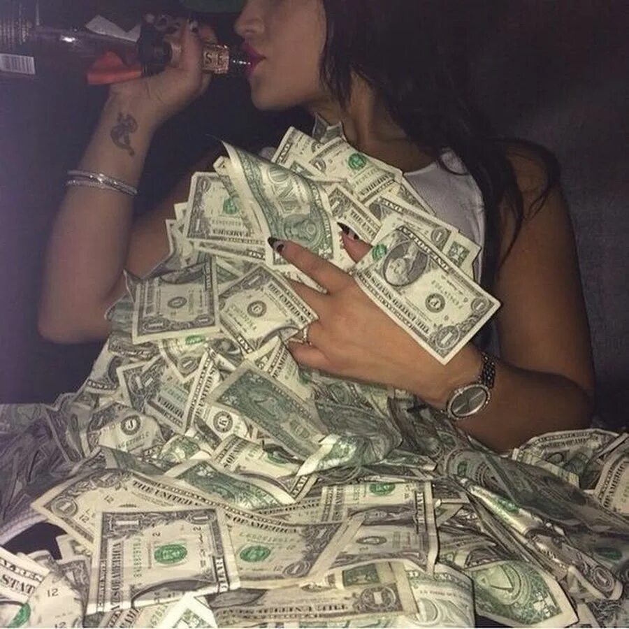 Деньги люблю мп3. Девушка с деньгами. Телочка с деньгами. Деньги суки. Девушка с деньгами.