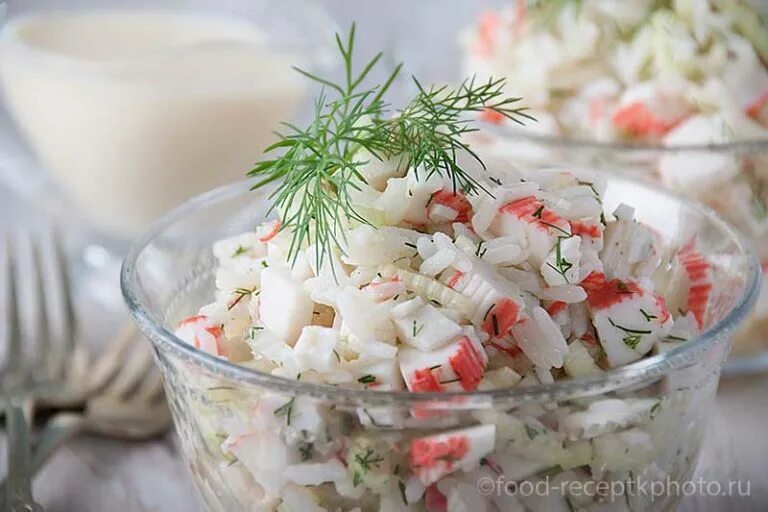 Как варить рис для крабового салата. Салат с крабовыми палочками и сельдереем. салат из сельдерея и крабовых палочек. салат с крабовыми палочками сельдереем и яблоком. салат из крабовых палочек с сельдереем и рисом.