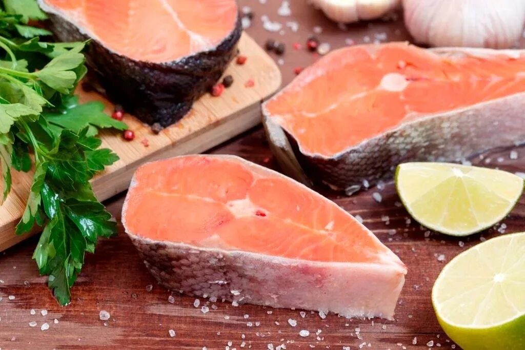 Стейк матвеев курган. Стейк форели (замороженный). Стейк пангасиуса. Мороженый стейк. Куски свинины в лотках.