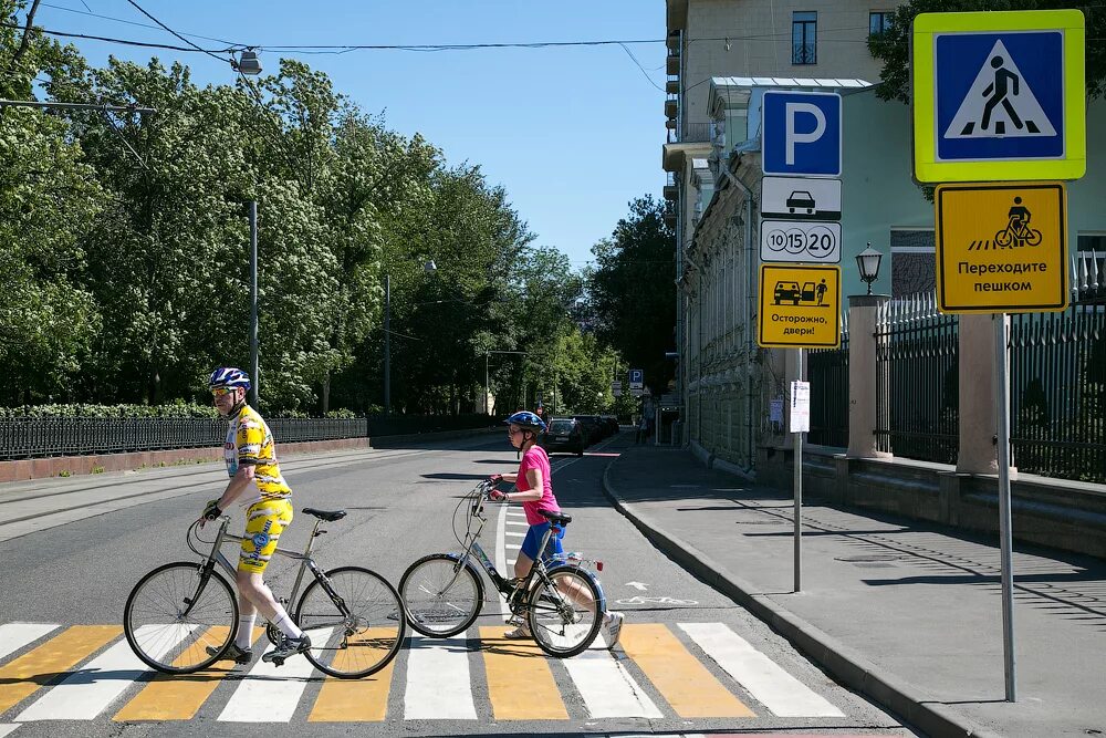 Ехать пешком. Дорожка для велосипедистов. Пешеход с велосипедом. Велосипед на пешеходном переходе. Велосипедист на пешеходном переходе.