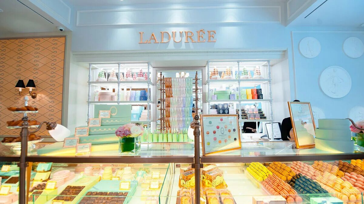 La dure. Ля дюре кондитерская париж. Кондитерская на никольской улице laduree. Laduree москва малая бронная. Laduree paris кондитерская.