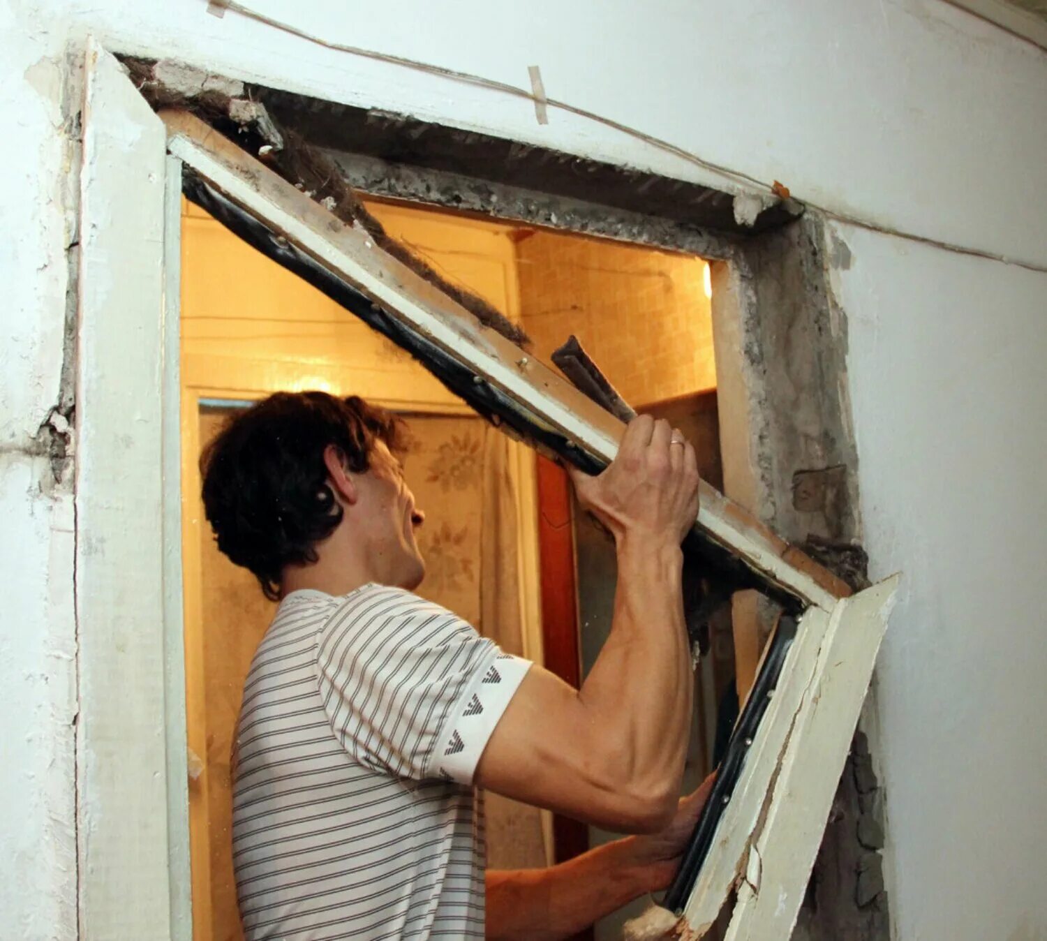 Демонтаж входной двери. Монтаж входной двери. Демонтаж межкомнатных дверей. Демонтаж и установка новой двери. Демонтаж дверей.