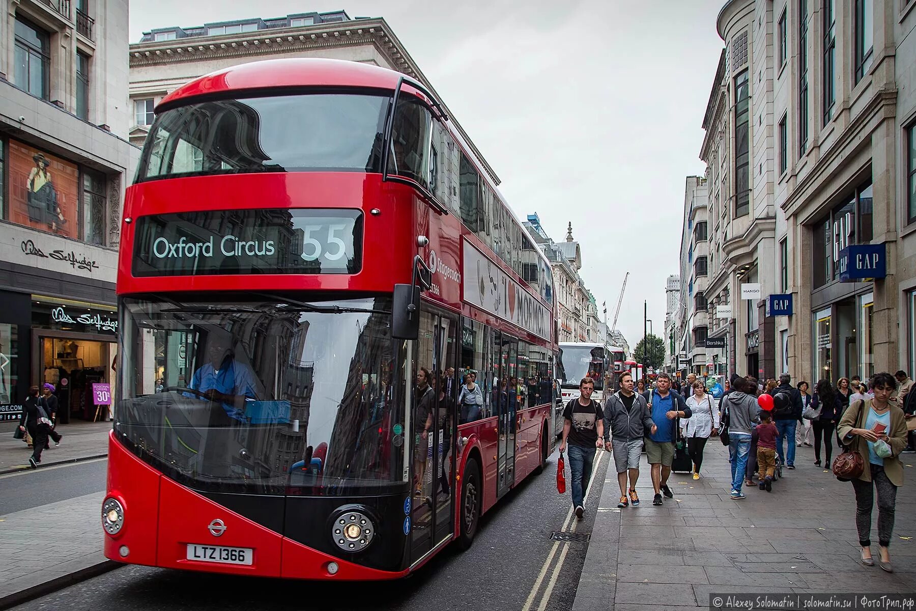 Транспорт в лондоне. Даблдекер в Лондоне. Лондонский автобус Routemaster. Рутмастер Лондон. Рутмастер в Великобритании.