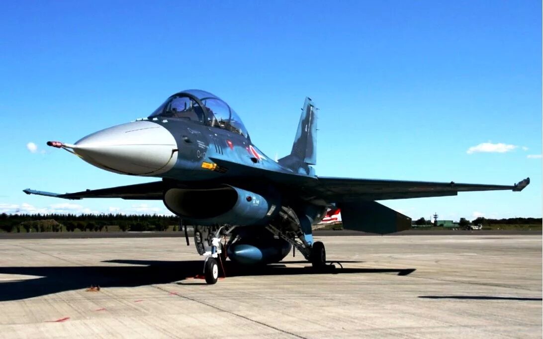 Истребители японии. Mitsubishi f-2. Mitsubishi f-2 и f-16. Японский истребитель Mitsubishi f2. Mitsubishi f-2 ВВС Японии.