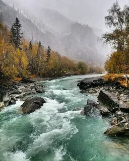 Мощная река