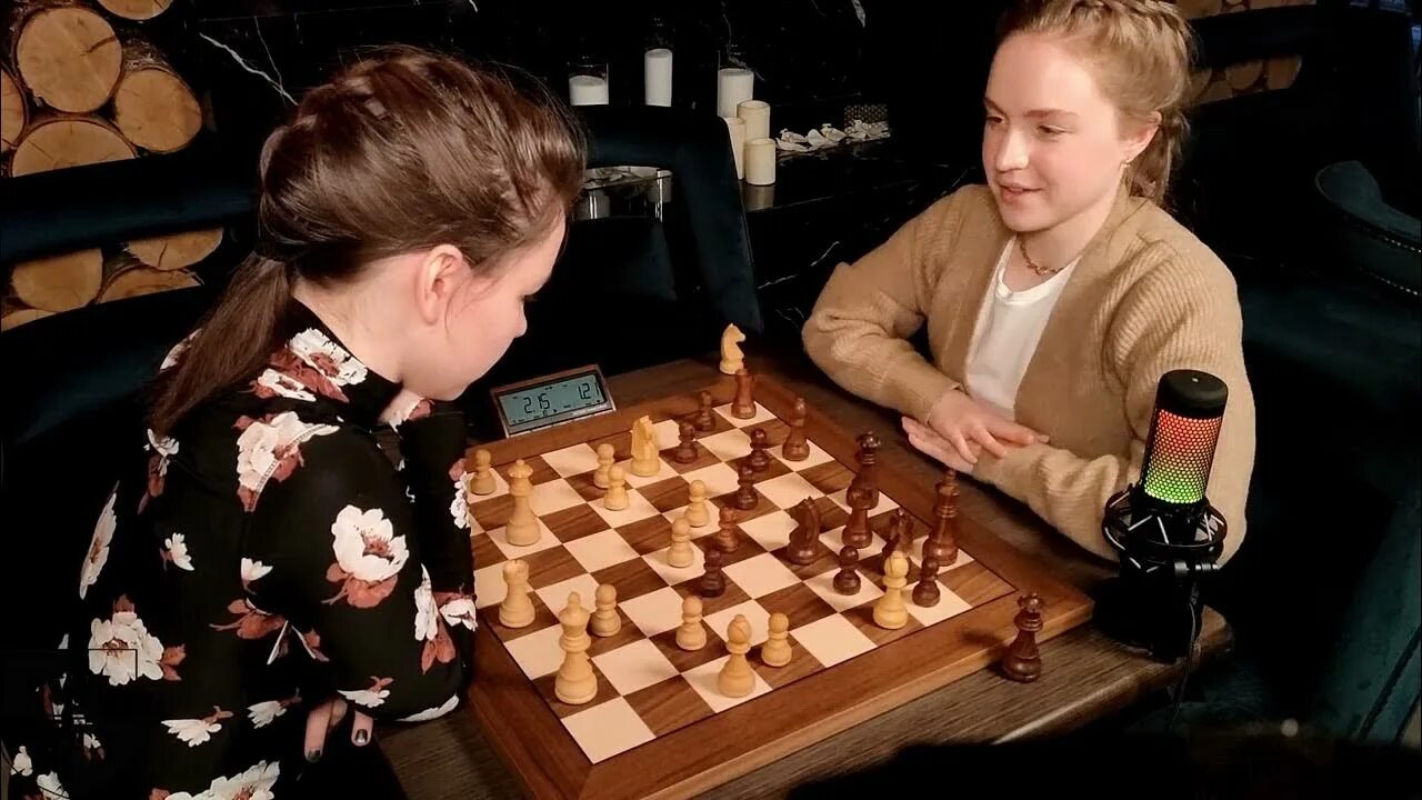 Блиц (шахматы). Королева шахмат шахматистка. Шахматный блиц турнир. Турнир по настольным играм.