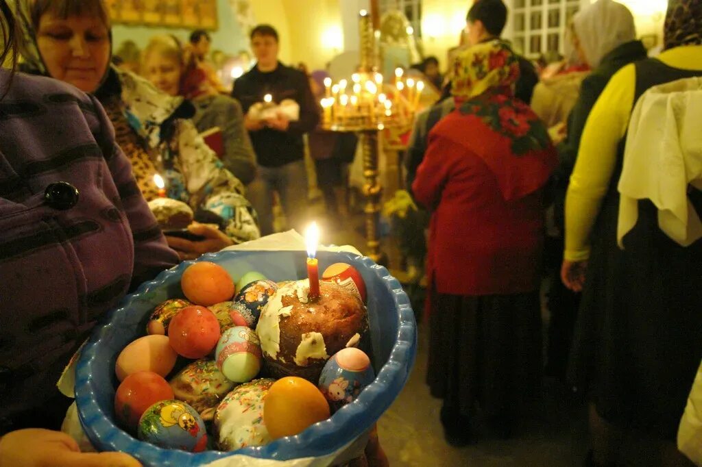 Пасха можно ли заниматься. Освящение куличей и яиц в церкви. Освещееие култчей и яиц. Пасха храм. Освещение Пасхи в церкви.