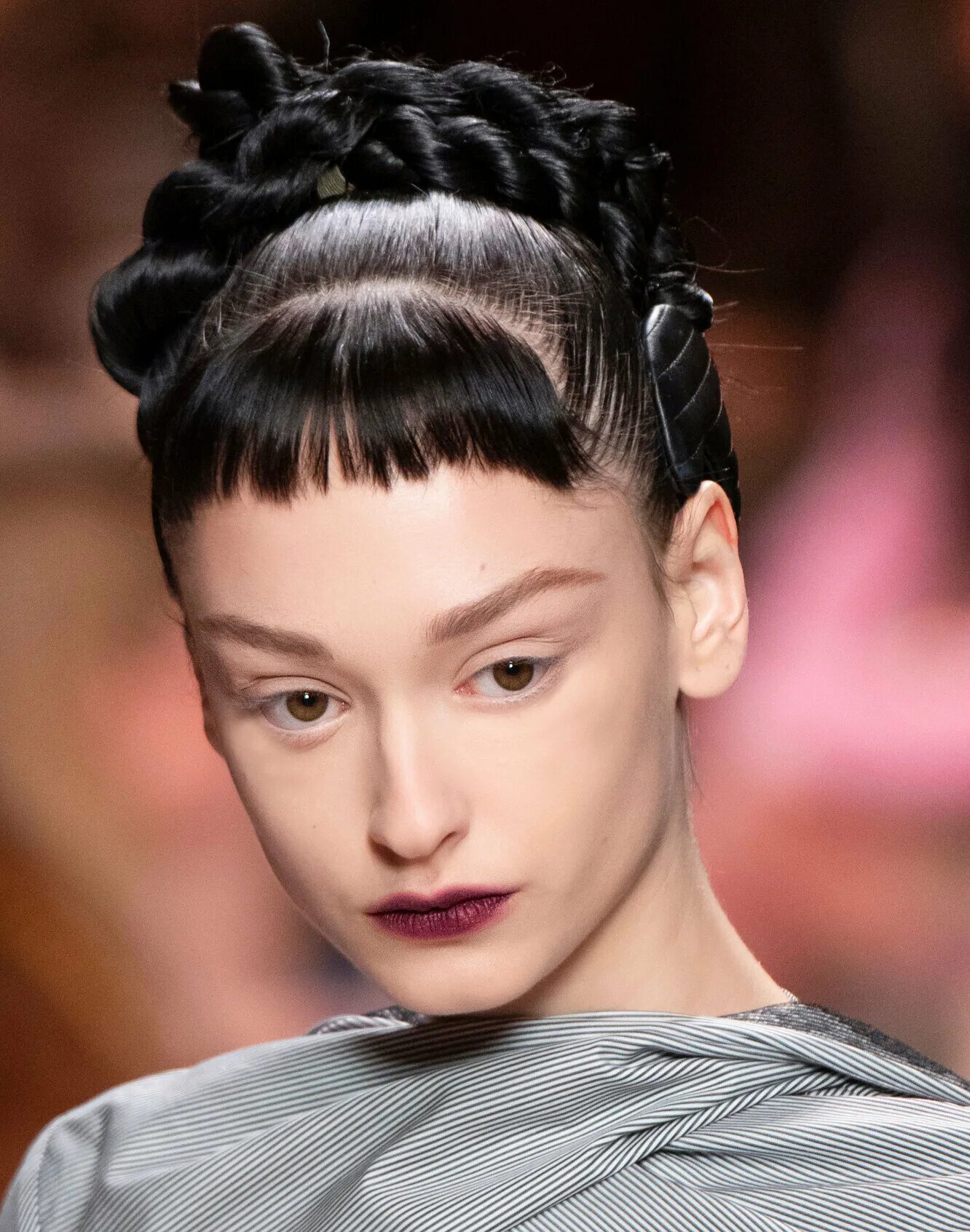 Показ причесок. Модные волосы осень 2023. Модные прически осень 2022. Тренды осени 2022 стрижки. Стрижка осень 2020.