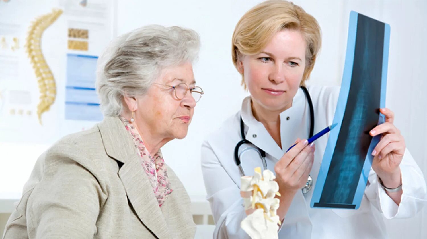 Лечение остеопороза врачи. Бабушка у врача. Пенсионер у врача. Врач у пожилого. Для пожилого и старческого возраста остеопороз.
