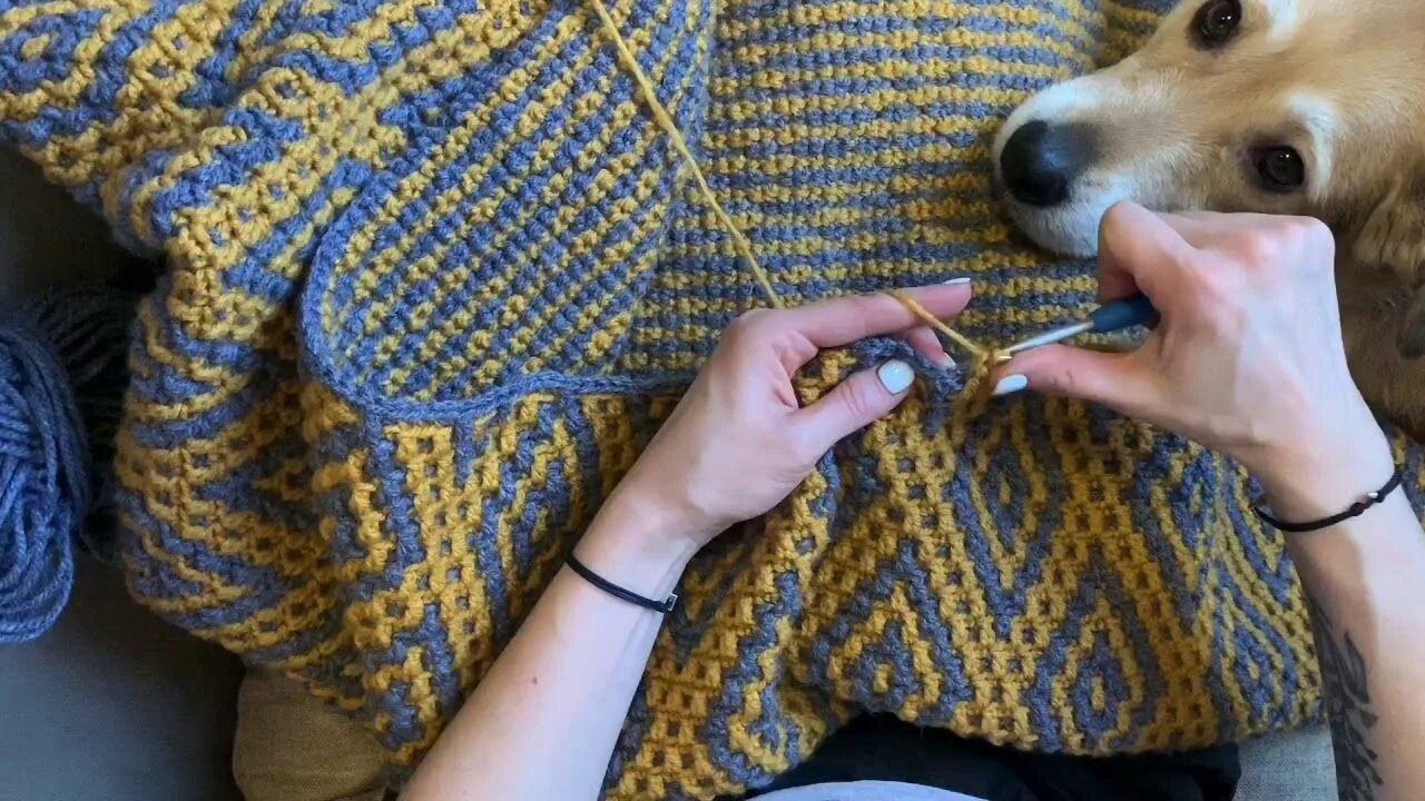 Техника мозаичного вязания крючком. Пледы мозаичным вязанием. Нескучное вязание крючком. Вязание крючком мозаика плед. Мозаичный плед крючком.