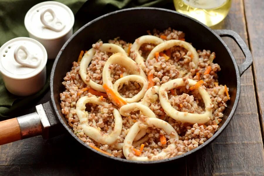 Вкусный гарнир из гречки. Гречка по купечески. Гречневая каша с белыми грибами. Кальмары запеченные с гречневой кашей. Тарелка с гречневой кашей.