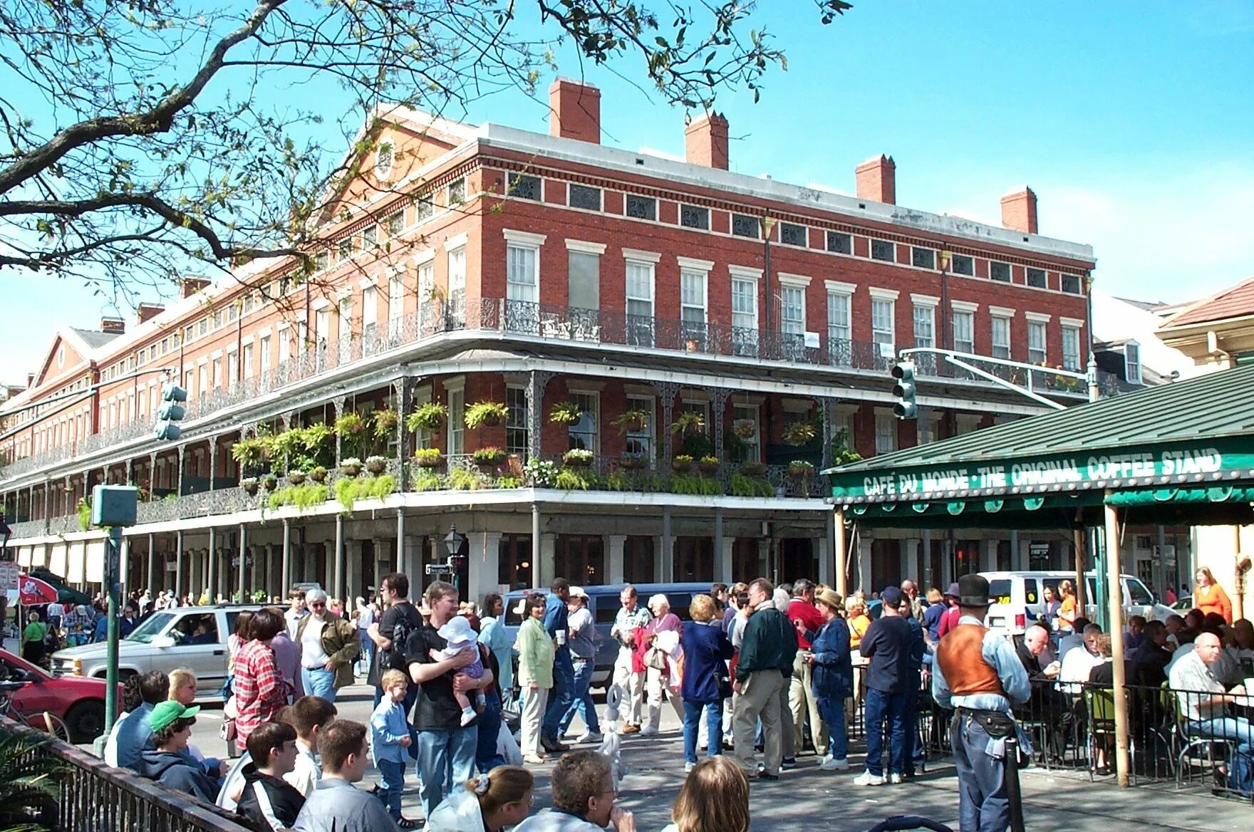 Приветливый город. Новый Орлеан кафе. Pontalba buildings новый Орлеан. Cafe du monde. Кафе Беигнет новый Орлеан.