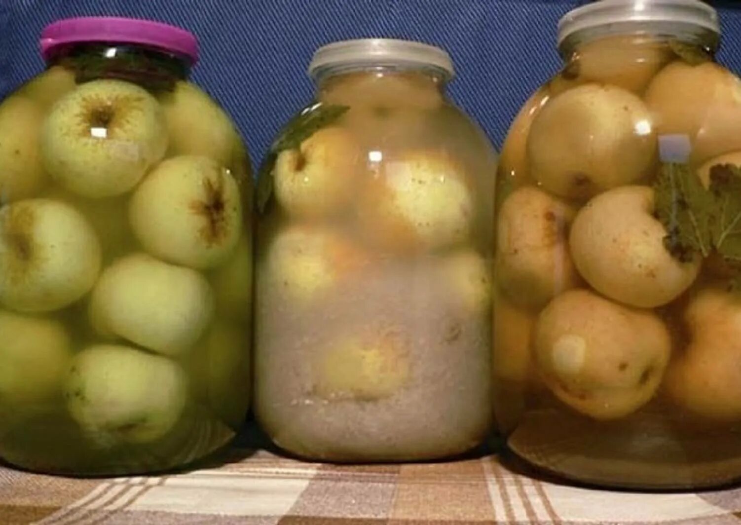 Рецепт моченых яблок с соломой. Яблоки мочёные в банках. яблоки мочёные в банках на зиму. моченые яблоки в банке. мочение яблок в банках на зиму.