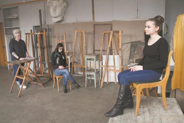 Рената кондратец натурщица. Натурщица живопись. Позируют художницам. Лавизм екатерина лебедева. Постановки с человеком для живописи.