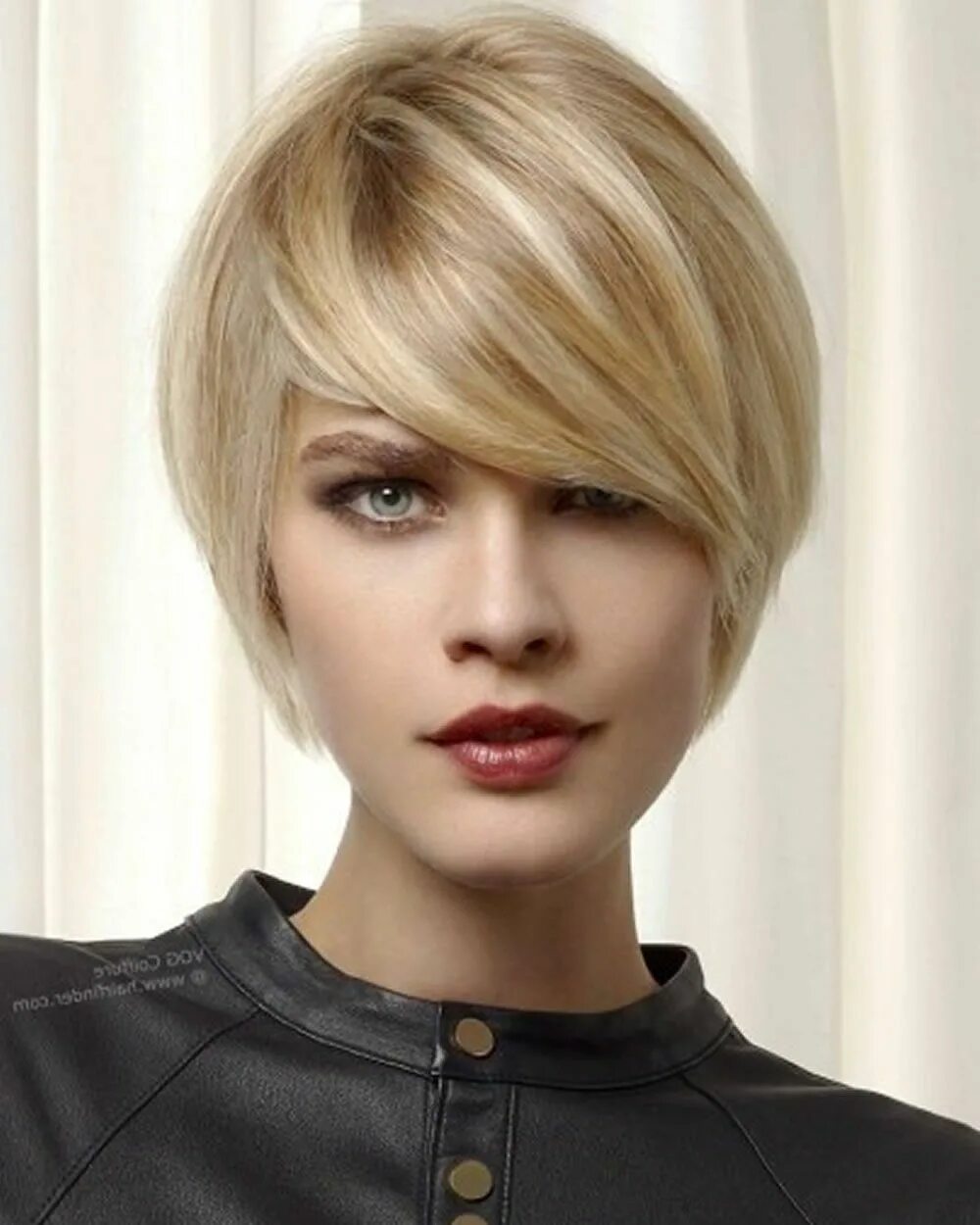 короткая объемная стрижка для тонких волос. модельная стрижка женская. красивые укороченные стрижки. блондинки модели с короткими стрижками в шляпках. стрижки на укороченные волосы.