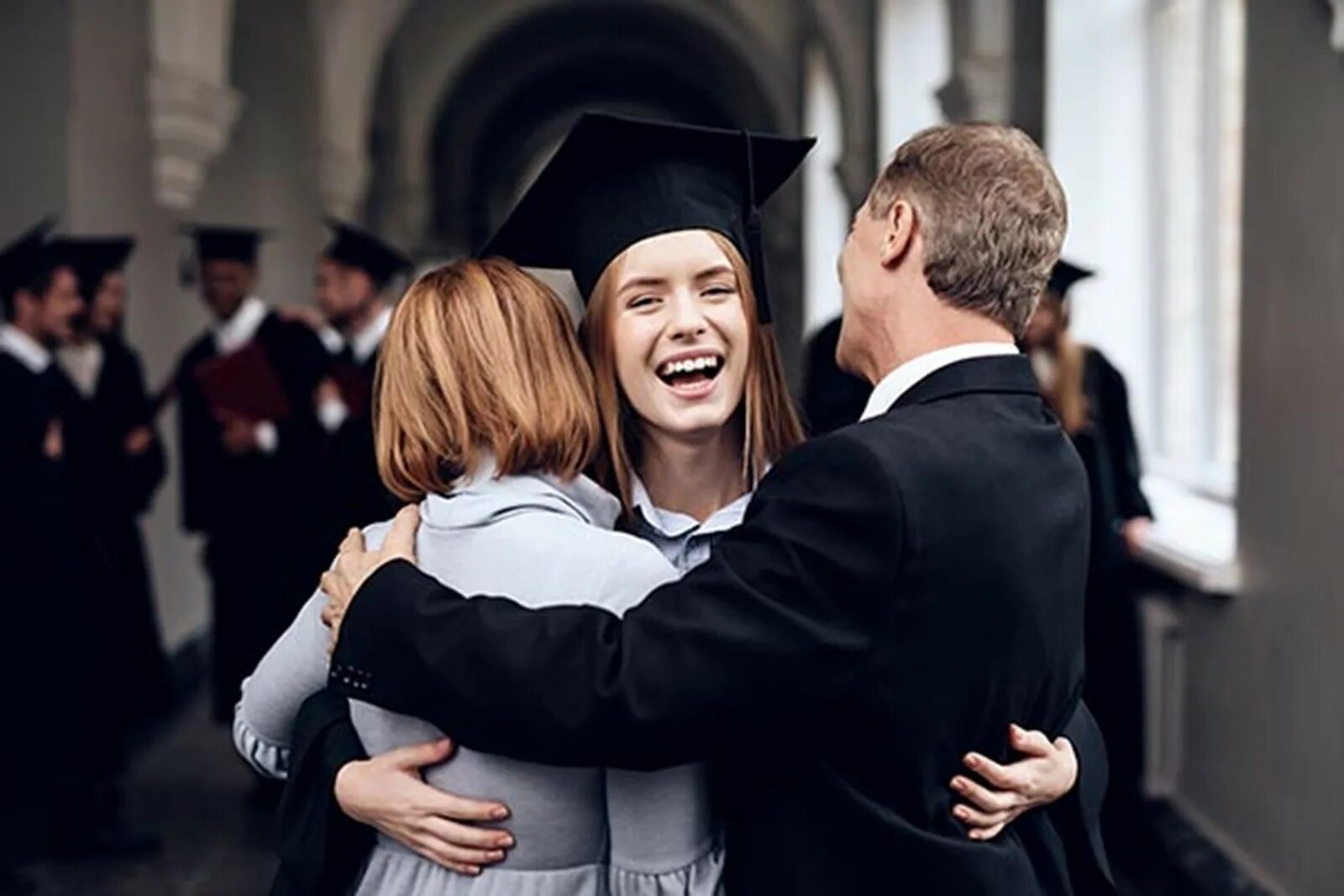 My brothers students. Семья выпускника. Фотосессия родители и выпускник. Магистратура девочки. Радостные студенты на выпускном.