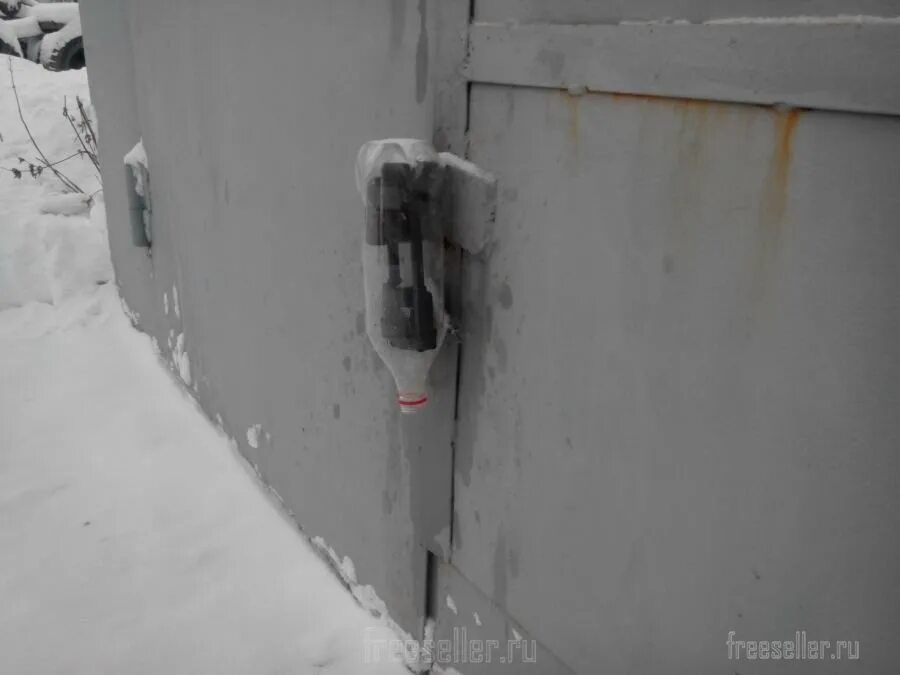 Защитить замок. Защита навесного замка от влаги. защита навесного замка от дождя и снега. укрытие для навесного замка. пластиковая бутылка на навесной замок.