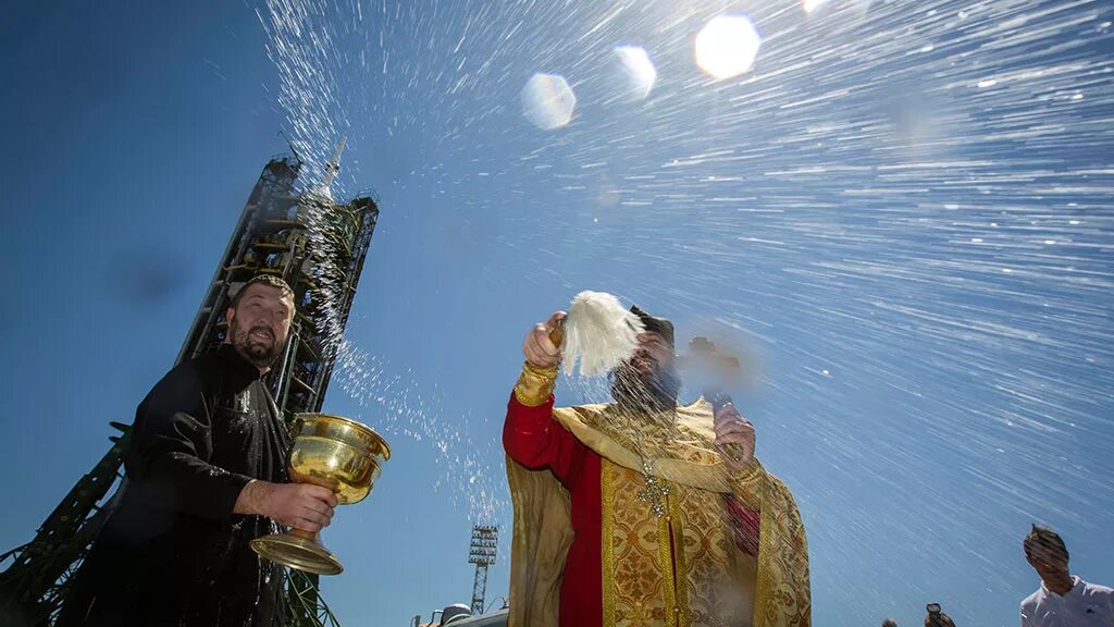 Окропление Святой водой. Священник освящает. Батюшка Окропляет. Священник Окропляет.