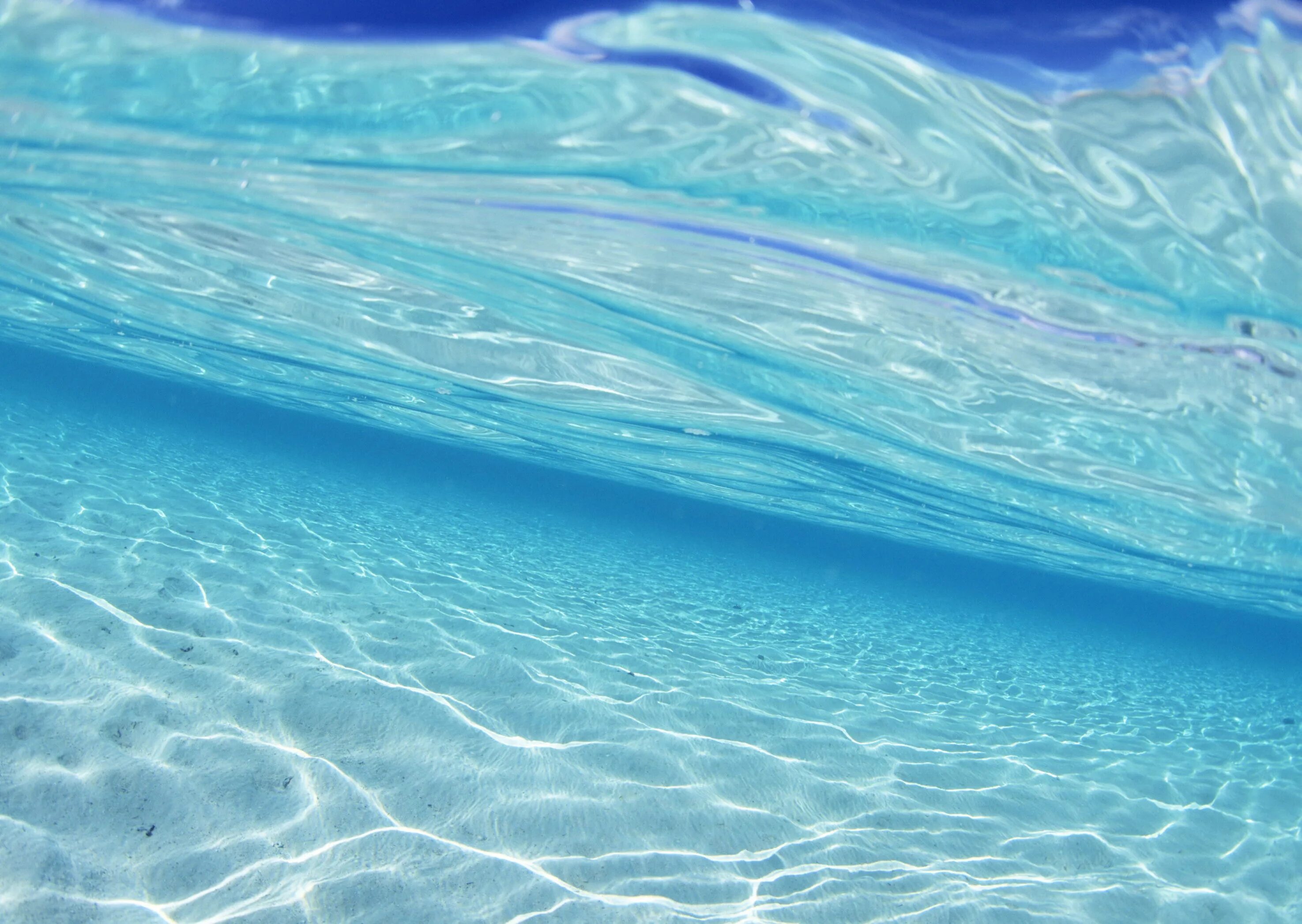 Как выглядит морская вода. Голубое прозрачное море. фон море. морская вода. поверхность океана.