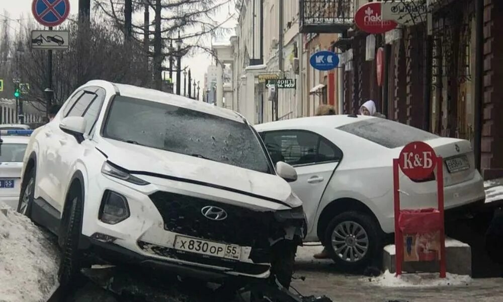 Пожар в омске 10. Кладбище омск. Пожарные на пожаре. Новости омска. Дом после пожара.