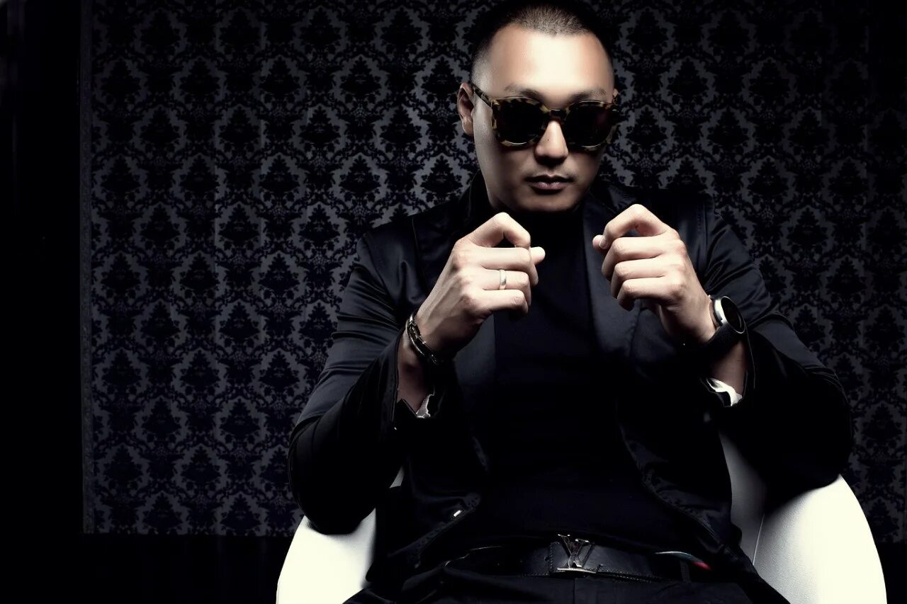 Брюссли с диджейским пультом. Диджей ли. Диджей ли. Брюс ли за пультом. Диджей ли.