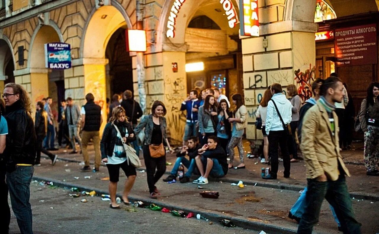 Почему в санкт петербурге много. Думская улица санкт-петербург. думская улица питер. думская улица санкт-петербург ночью. думная улица в питере.