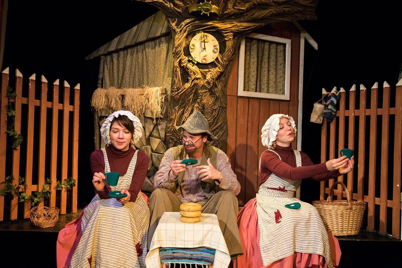 Репертуарный театр. Репертуар театр горького в ростове на ноябрь. Репертуар ростовского театра драмы им м горького. Группа поющие гитары. Афиша дворца культуры.