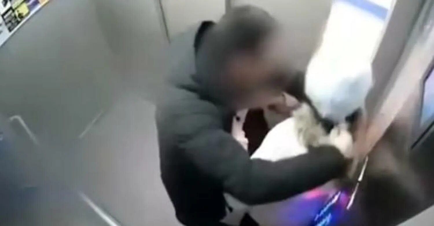Девочку похитил отец. Подросток напал на девочку в лифте. пристает в лифте. в сургуте мужчина приставал в лифте. мужчина набросился на девочку в лифте.