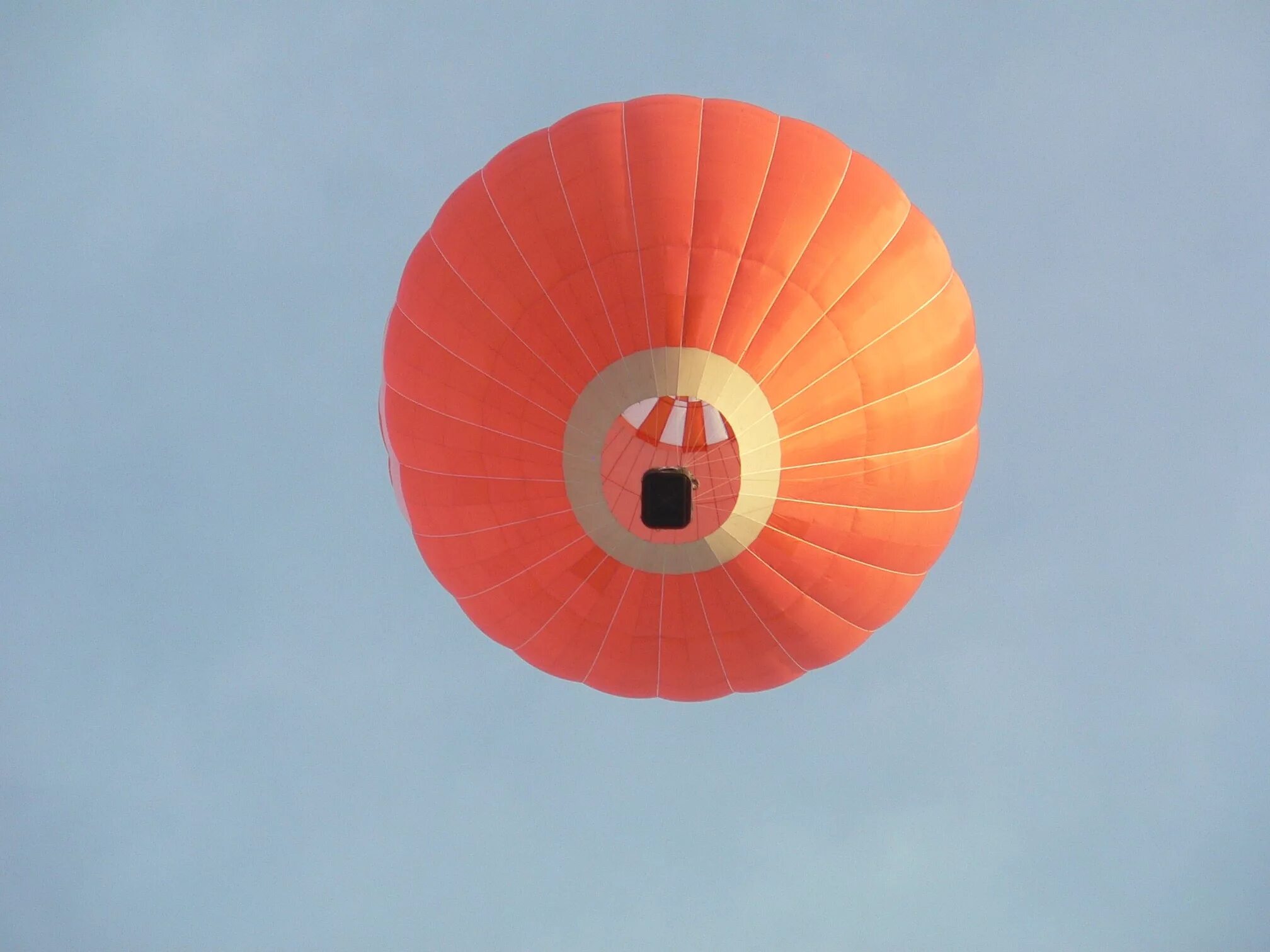 На оранжевом шаре. Оранжевый воздушный шарик. Воздушный шар колесо. Шар самолет оранжевый. Воздушный шар оранжевый самолет.