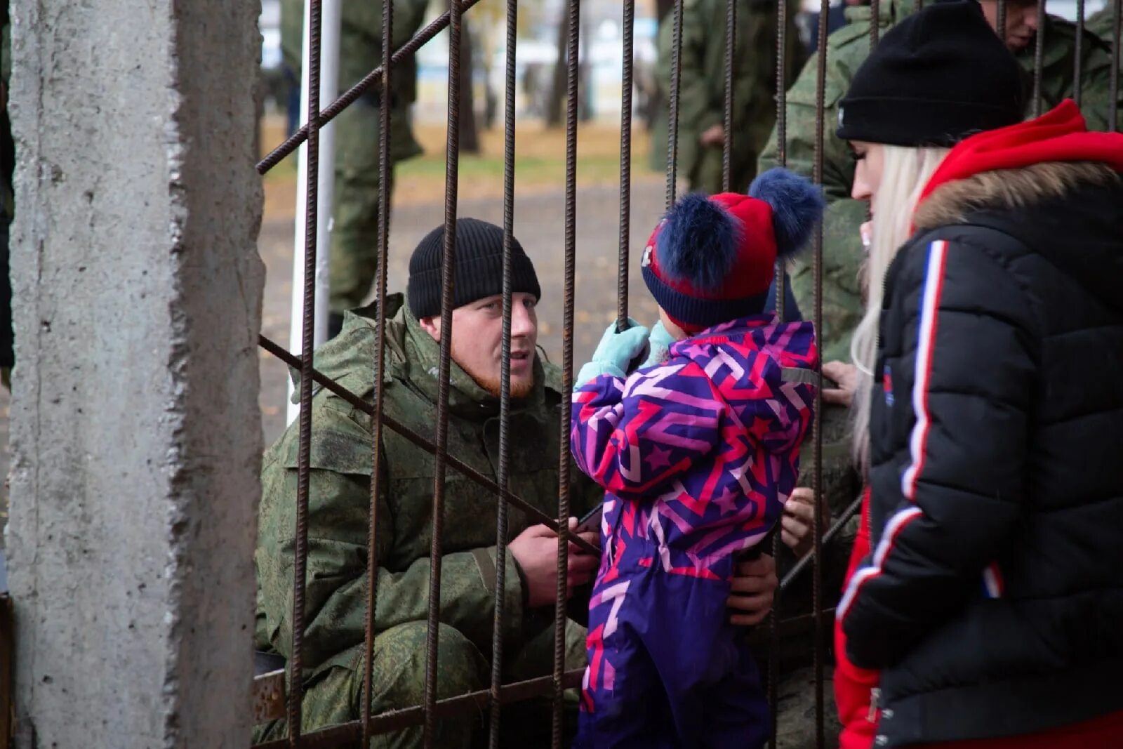 Мобилизация отцов детей. Мобилизованные в Академгородке. Трогательное прощание мобилизация. Мобилизация Академгородок. Мобилизация фото со сборов.