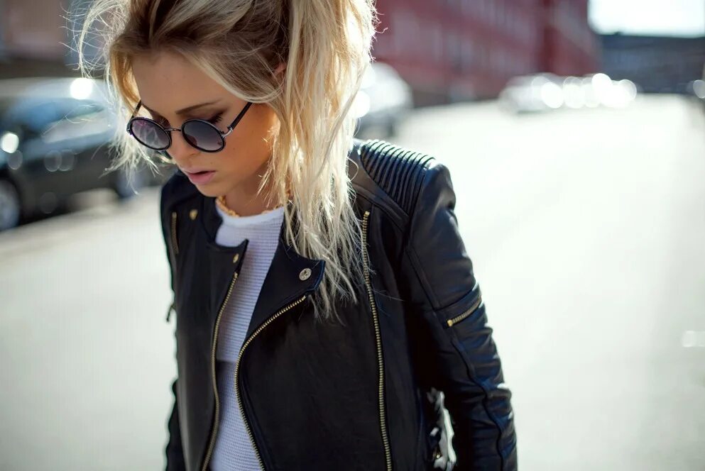 Крутая девушка. Стильные девушки блондинки. Девушка в кепке. Девушка в солнцезащитных очках. Стильные блондинки.