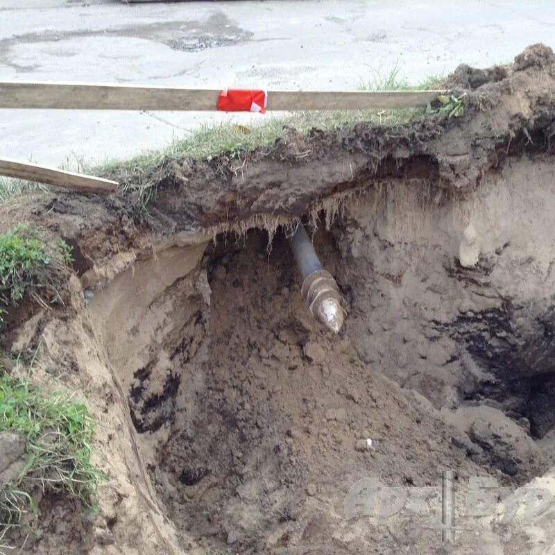 Прокол дороги для водопровода. Прокол под дорогой для водопровода. Проколы под дорогами. Прокол трубы под землей. Прокол под землей для водопровода.