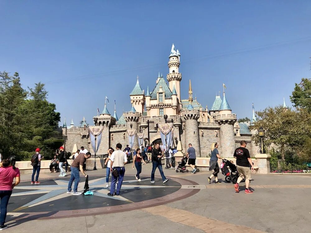 Вход в диснейленд. Disneyland Park. Лос-Анджелес. Парк Дисней в Лос Анджелесе. Диснейленд в США В Лос Анджелесе. Лос Анджелес Диснейленд замок.