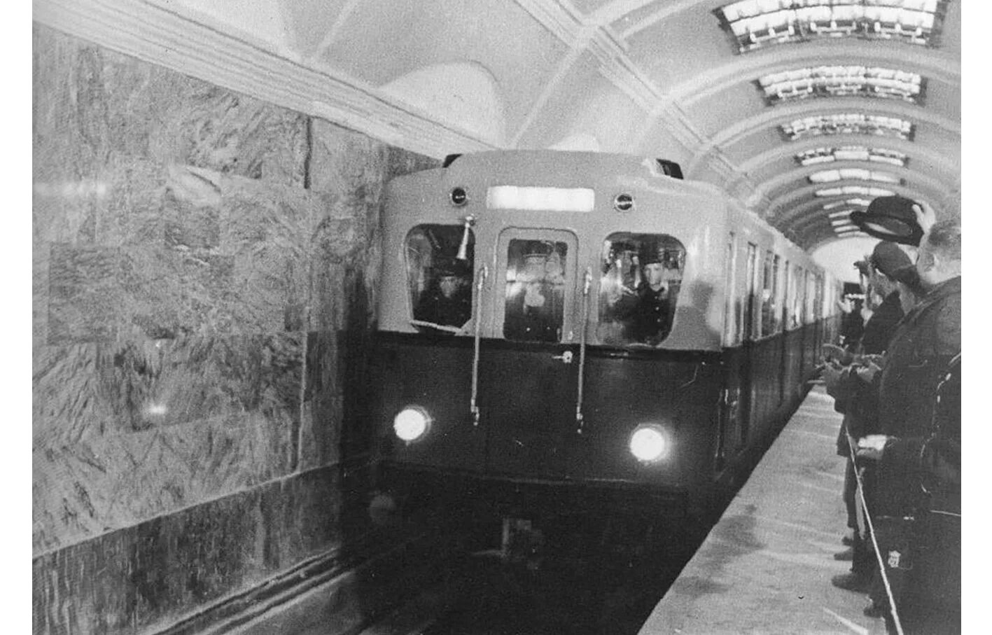 Метро старого года. 1955 Год открытие метрополитена в Санкт-Петербурге. Открытие Ленинградского метрополитена 1955. 15 Ноября 1955 года открылся Ленинградский метрополитен. Метро Ленинград 1955.