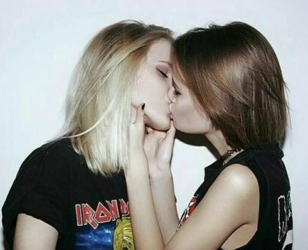 Видео как девушки сосутся