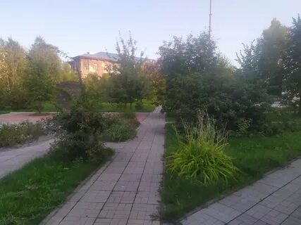 В сквере возле дома было так тихо