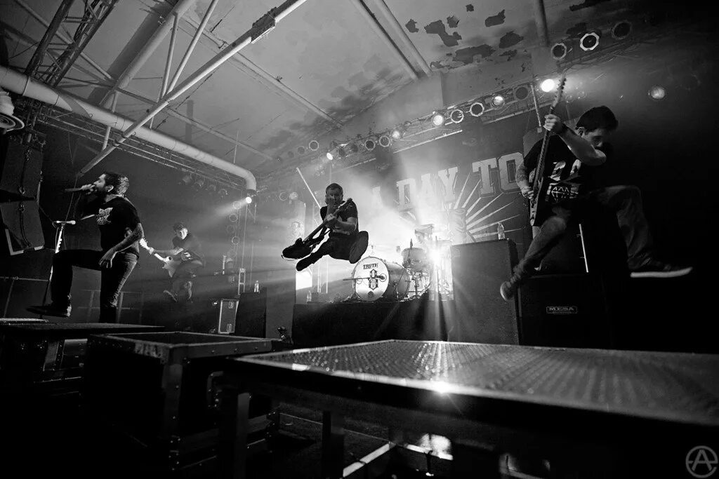 3 remember remember live. Концерт remember.. remember. концерты я все решил. architects band photo concert.
