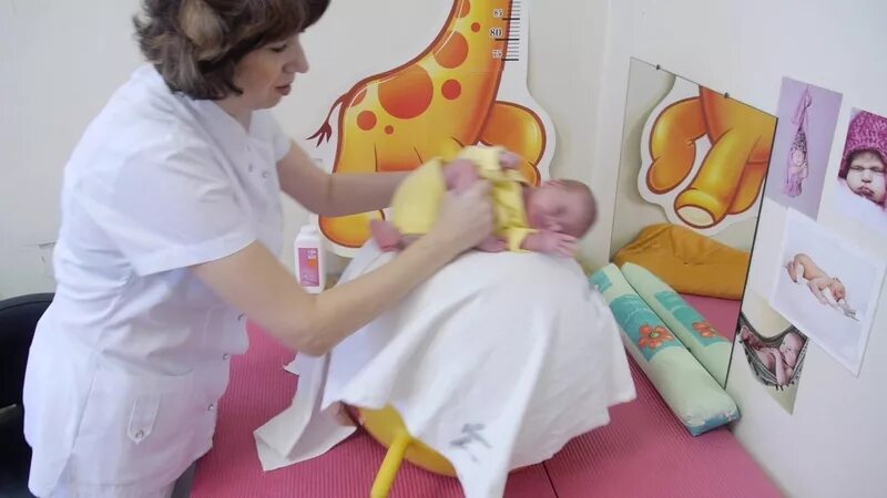 Массаж 3-4 месячному ребенку. Массаж грудничку 4 месяца. Массаж на фитболе для грудничков 3 месяца. Массаж ребенку 3 месяца видео. Массаж ребенку 3 месяца видео.