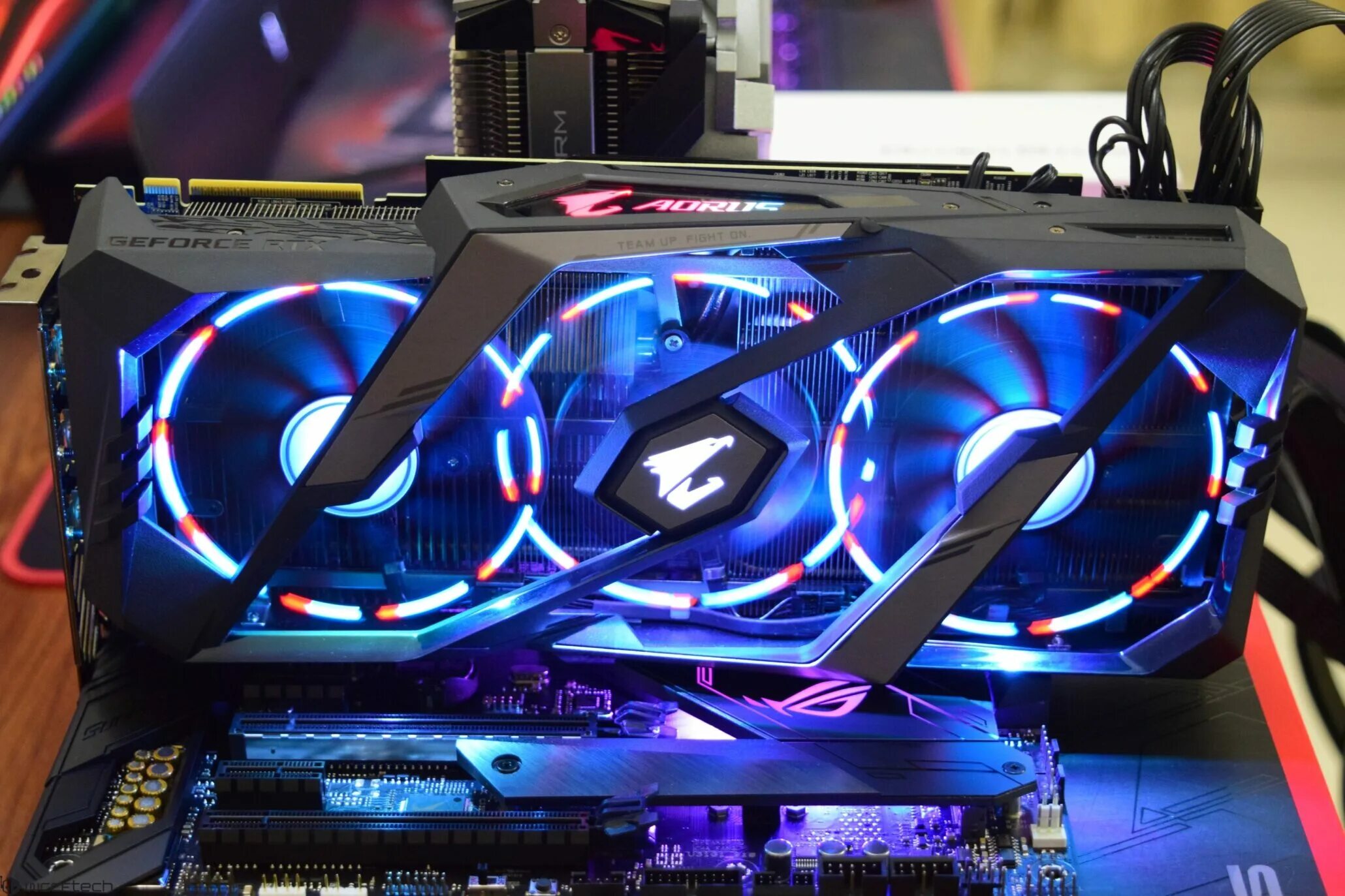 Видеокарта светится. Gigabyte GEFORCE RTX 2080ti AORUS Xtreme. Видеокарта RTX 2080 super. Gigabyte AORUS rtx2080. Gigabyte AORUS RTX 2080 super.